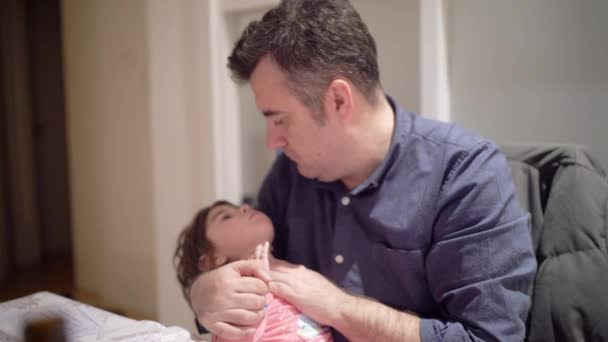 Маленька Дівчинка Церебральним Паралічем Потребує Епілепсії Поки Батько Тримає Намагається — стокове відео