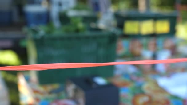 Orange Safety Barrier Comes Focus Local Farmers Market Focus Pull — Vídeo de stock