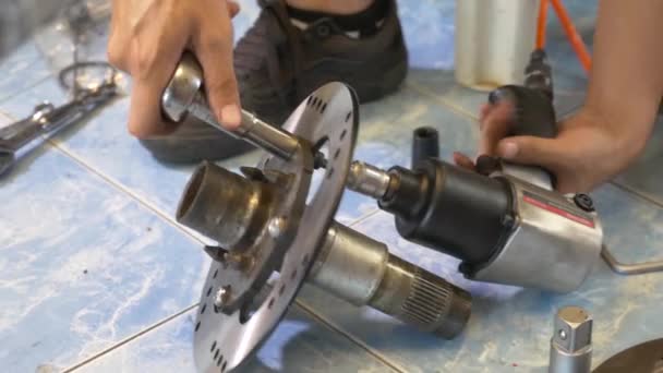 Close Footage Technician Working Motorcycle Brake Caliper Cleaning Process — Stockvideo