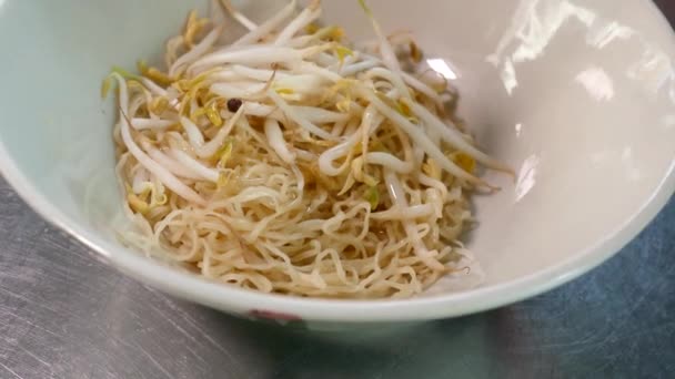 Thai Styled Tom Yum Noodles Contained Egg Noodles Minced Pork — Stockvideo