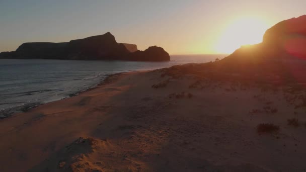 Aerial Backwards Shot Calheta Beach Sunset Lights Islet Background — Stok video