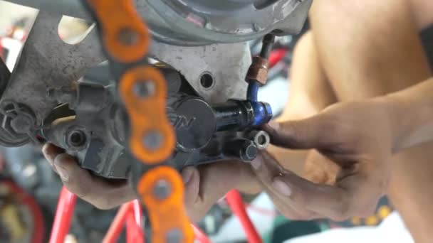 Зняті Кадри Техніки Працюють Над Процесом Очищення Гальма Мотоциклах — стокове відео