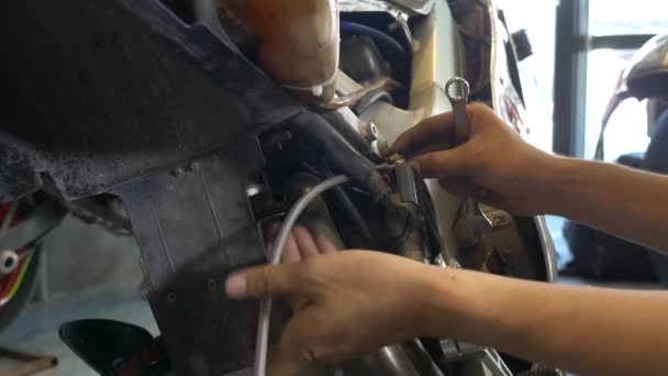 Close Footage Mechanic Working Installing Brake Cable Motorcycle — Vídeos de Stock