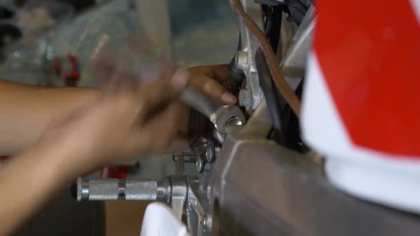 Крупним Планом Камери Механіки Працюють Установці Гальмівного Кабелю Мотоциклів — стокове відео