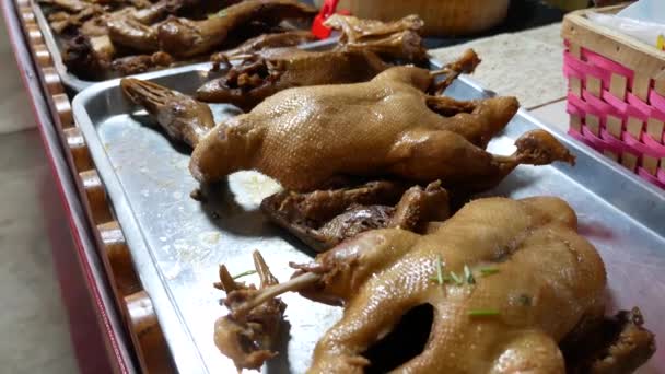 Close Footage Street Food Vendor Displaying Chinese Stewed Duck Stainless — Vídeo de stock