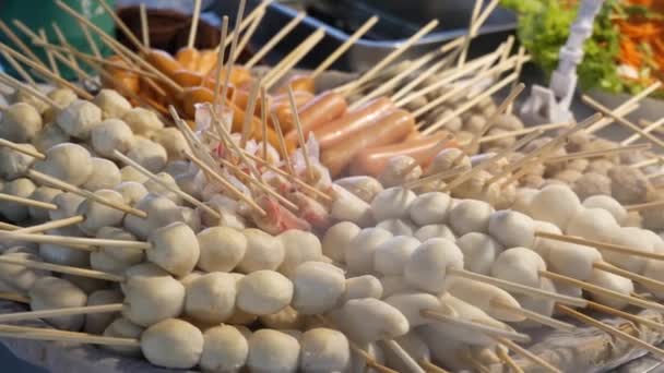 Close Footage Many Kinds Steamed Skewers Displaying Street Food Market — Vídeo de stock