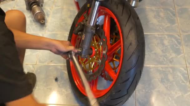 Close Footage Mechanic Working Motorcycle Wheels Installation — Stockvideo
