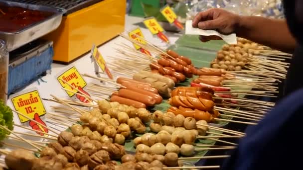 Footage Many Kinds Grilled Skewers Displaying Street Food Market — Stockvideo