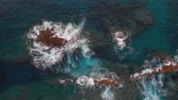 Aerial Top Submerged Rocks Waves Breaking Translucent Turquoise Water — ストック動画