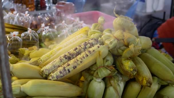Close Footage Steamed Corn Displaying Street Food Market — Video Stock