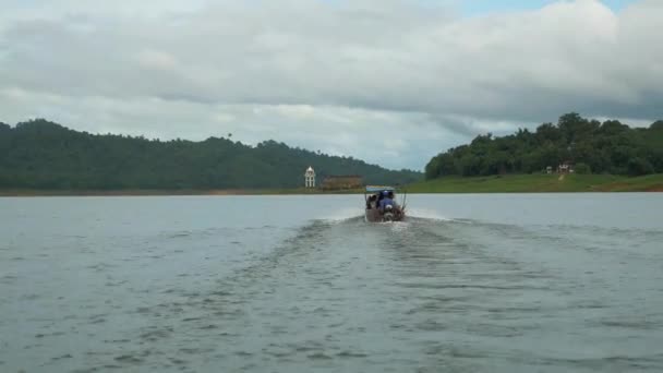 Asian Tourist Riding Local Boat Sightseeing Sangklaburi Kanchanaburi Thailand — Video Stock