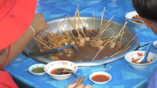 Close Footage Myanmar Styled Pork Stick Hot Pot Popular Street — Stockvideo