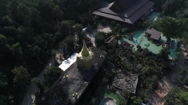 Aerial Footage Wat Thum Pha Dan Footprint Buddha Tourist Attraction — Wideo stockowe