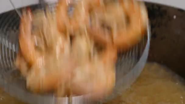 Close Footage Deep Fried Shrimp Boiling Oil — Video Stock
