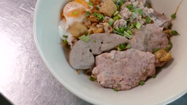 Close Footage Thai Styled Tom Yum Noodles Contained Egg Noodles — Video