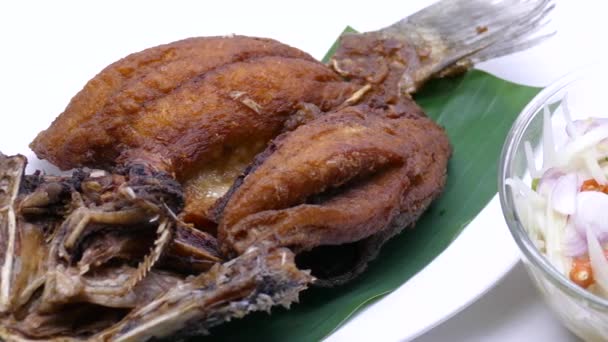 Close Footage Deep Fried Sea Bass Served Spicy Sour Mango — ストック動画