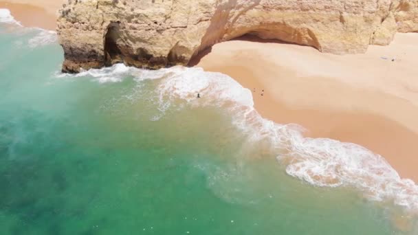 Vol Aérien Vers Arrière Dessus Une Plage Turquoise Claire Avec — Video