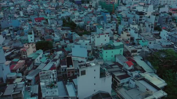 Ранній Ранковий Безпілотник Літає Над Сучасними Міськими Дахами Місто Спить — стокове відео