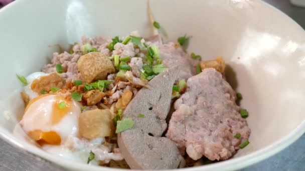 Close Footage Thai Styled Egg Noodles Minced Pork Cake Pork — Videoclip de stoc