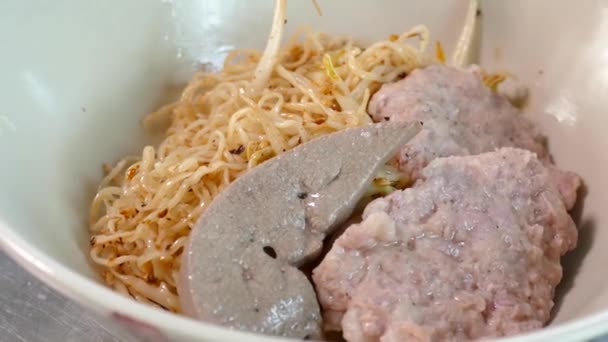 Close Footage Thai Styled Egg Noodles Minced Pork Cake Pork — Stok video