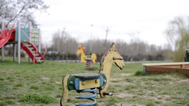 Horse Spring Swing Alone Outdoor Park Close Lockdown City Pandemic — Vídeo de stock