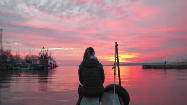 Back View Woman Sitting Pier Admiring Fiery Sunset Sea Port — Vídeo de Stock