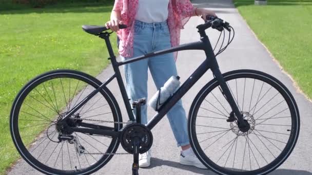 Young Woman Holding Black City Bike Green University Campus Sunny — Wideo stockowe