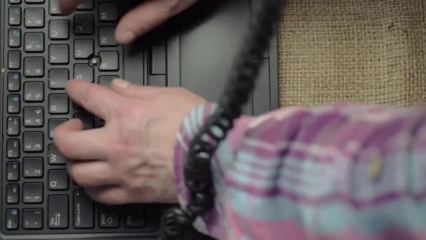 Tangan Dan Jari Mengetik Papan Ketik Laptop Ketika Telepon Flat — Stok Video