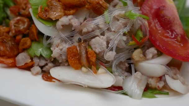 Detailní Záběry Yum Woon Sen Pikantní Vermicelli Salát Mořských Plodů — Stock video