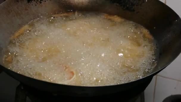 Close Footage Deep Fried Shrimp Boiling Oil — Video