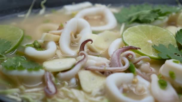 Close Footage Hot Sour Squid Chilli Garlic Lime Soup — Stockvideo