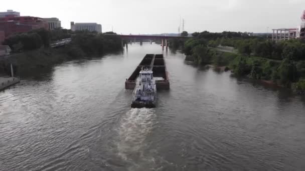 Tugboat Pushes Guides Large Commercial Transport Barge River Downtown Nashville — Αρχείο Βίντεο