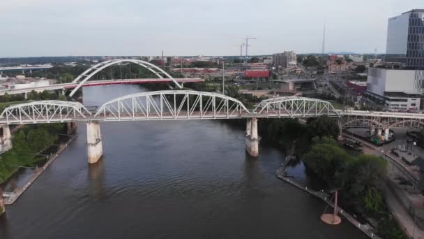 White Truss Bridges Narrow River Downtown Nashville City Illinois Aerial — Stockvideo