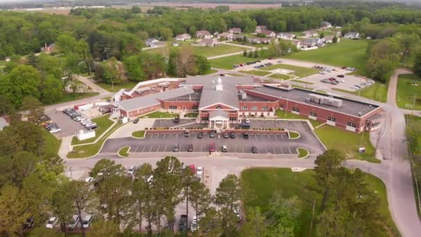 Establishing View Red Brick Hospital Building Parking Lot Aerial Pull — Vídeos de Stock