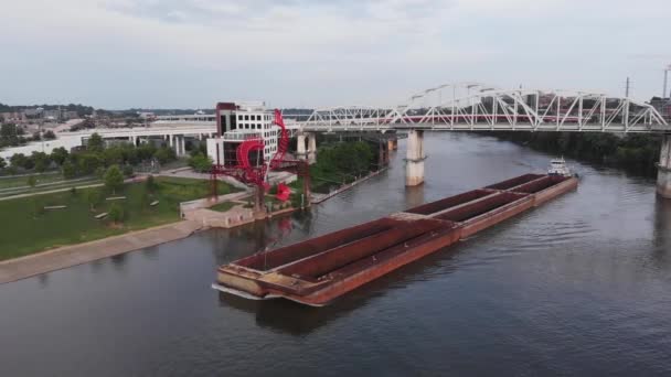 Spectacular View Tugboat Guiding Large Commercial Transport Barge River Truss — Vídeo de Stock