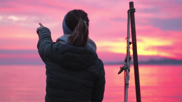 Zadní Pohled Ženu Ukazující Západ Slunce Při Sezení Přístavu Moře — Stock video