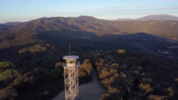Three Runners Approach Tall Watch Tower Tordera Trailrace Sunset Brown — Wideo stockowe