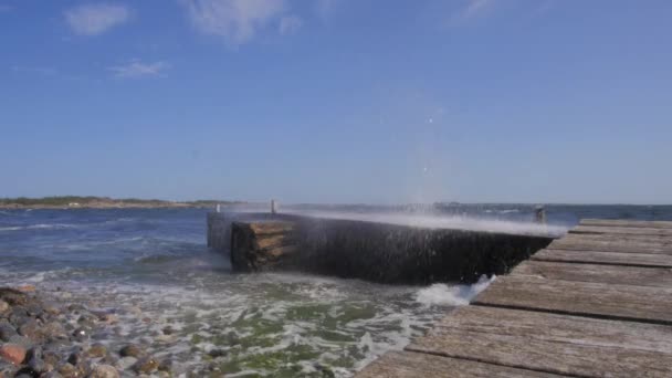 Big Waves Crashing Pier Located Stockholm Archipelago Waves Reside Stony — Stok video