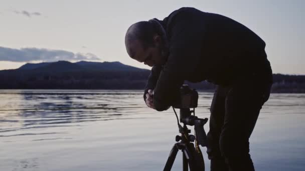 Photographer Removing Filter Camera Lens Tripod Set Lake Shore — Αρχείο Βίντεο