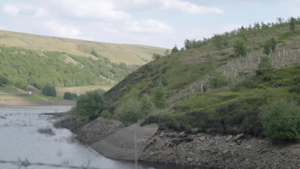 Butterley Reservoir Yorkshire Hills Wide Tilting Shot Fence — Vídeos de Stock