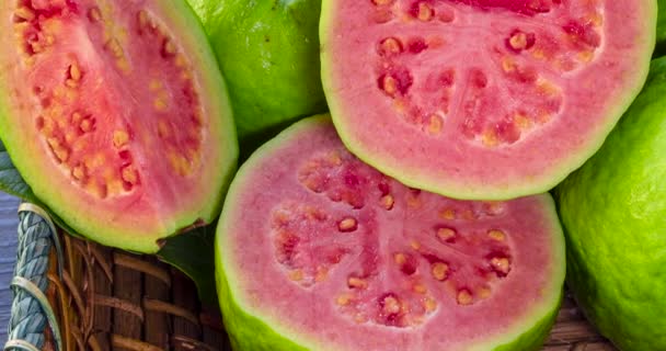 Closeup Red Guavas Cut Basket — стоковое видео