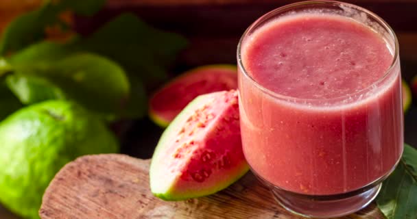 Glass Red Guava Juice Sliced Guava Slice Wooden Background — Vídeo de Stock