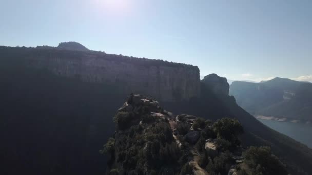 Aerial View Projecting Cliff Trees Rocks Highlands — Vídeo de Stock