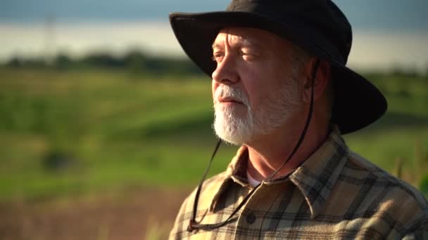 Close Portrait Senior Caucasian Good Looking Wise Man Farmer Hat — Wideo stockowe