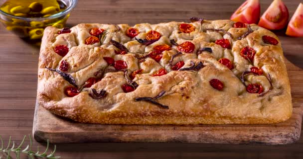 Hagyományos Olasz Focaccia Pepperonival Cseresznye Paradicsommal Fekete Olajbogyóval Rozmaringgal Hagymával — Stock videók