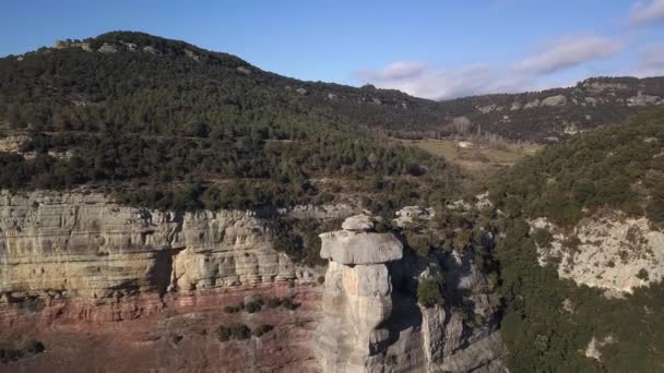 Aerial View Dangerous Sheer Drop Projecting Cliff Natural Area — Vídeos de Stock