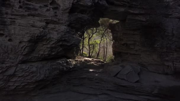 Arco Natural Formado Enorme Roca Con Vislumbre Bosque Lleno Luz — Vídeos de Stock