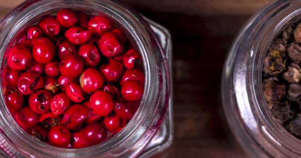 Frascos Vidrio Con Granos Pimienta Negra Roja — Vídeos de Stock