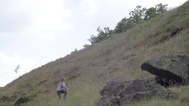 Mujer Escalando Colina Páramo Escarpado Rocoso Amplio Paisaje Tiro — Vídeos de Stock