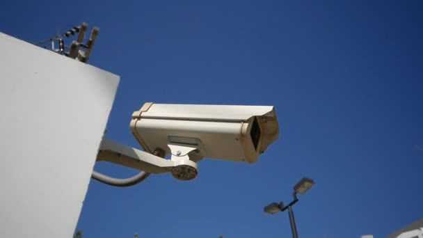 Close White Surveillance Camera Blue Sky Background — Vídeos de Stock